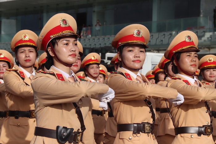 Une femme policiere de la circulation de Hanoï est en pleine forme le jour de l'entraînement pour le defile militaire et le defile. Photo : Nguyen Linh