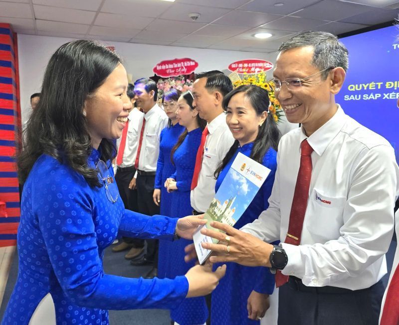 Le Thi Luyen 여사 - EVNHCMC 노동조합 집행위원회 위원 - 사이공 전력 회사 기초 노동조합 임시 검사위원회 집행위원회 임명 결정 수여. 사진: Nam Duong