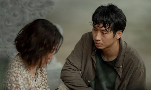 Tuấn Trần, Hồng Đào đóng trong phim Mang mẹ đi bỏ. Ảnh: CGV.