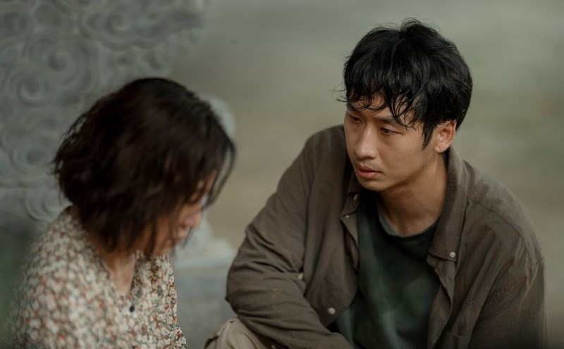 Tuan Tran and Hong Dao star in the movie Bringing Me Out. Photo: CGV.