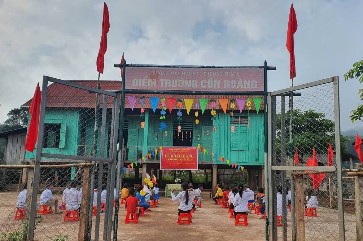 Con Roang School (Thuong Trach Primary School No. 1), where teachers still teach students in a wooden house. Photo: Ngoc Hoan
