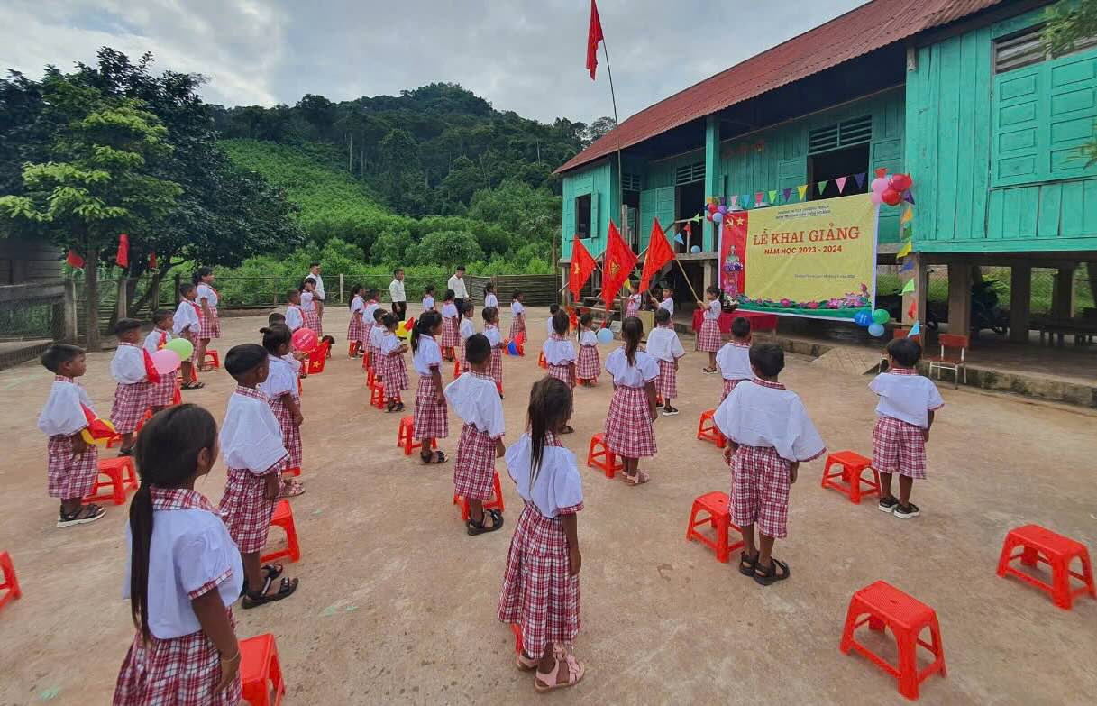 Cac em hoc sinh khai giang o diem truong Con Roang. Anh: Ngoc Hoan