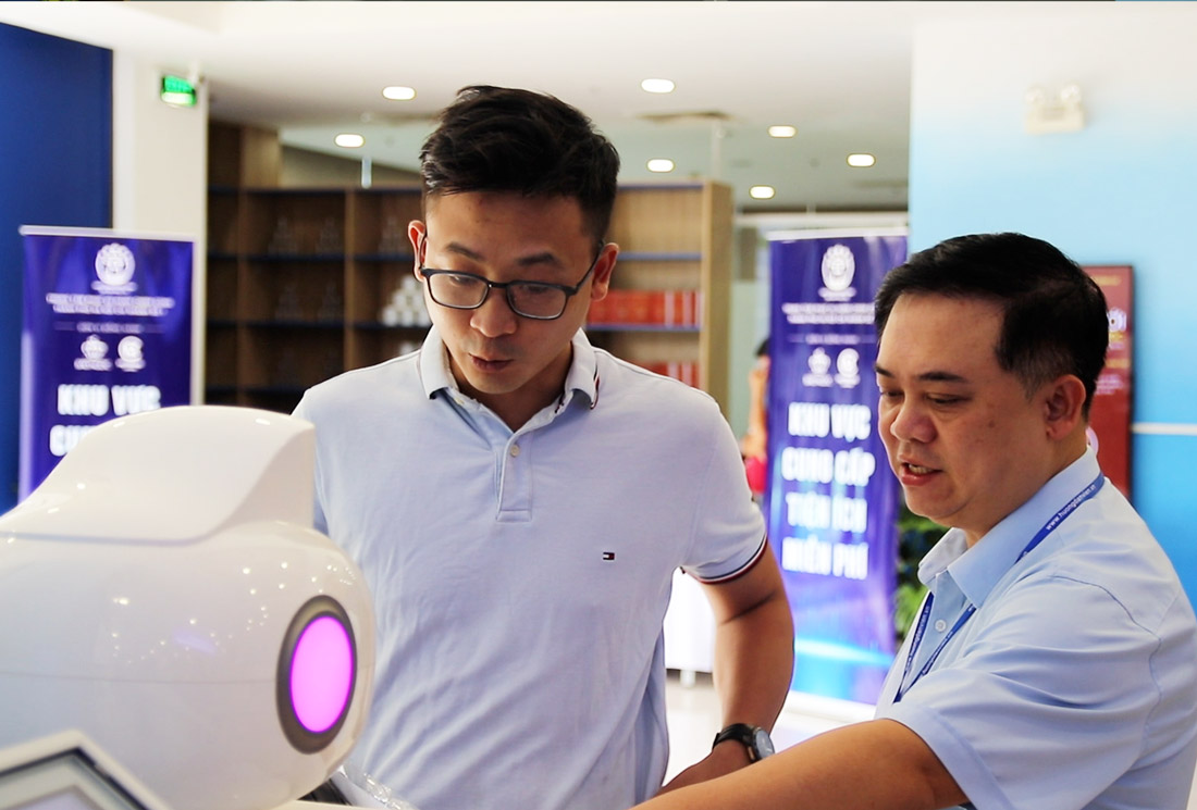 Pour la premiere fois rencontre un 'robot de reception' lors des procedures administratives les citoyens sont surpris par la commodite