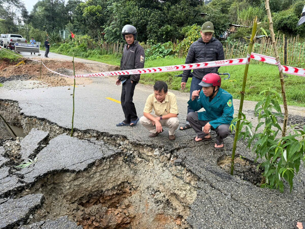 Death hole appears next to subsidence point on National Highway 40B, Quang Ngai province Photo: Quoc Huy