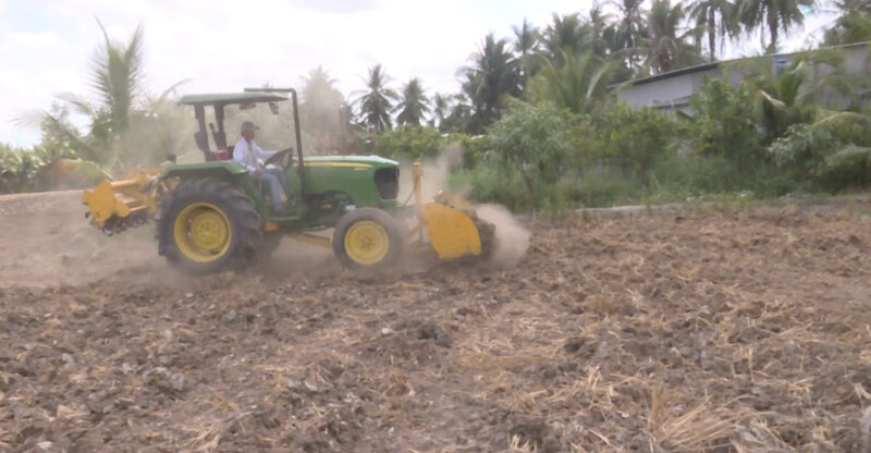 Nong dan Vinh Long su dung co gioi hoa trong cai tao dat, chuan bi cho vu san xuat moi theo huong nang cao nang suat va hieu qua kinh te. Anh: Hoang Loc