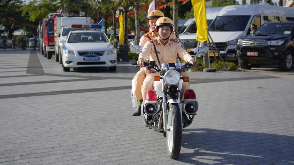 Lực lượng Công an đặc khu Phú Quốc diễu hành thực hiện cao điểm sau buổi lễ. Ảnh: Nam Phương