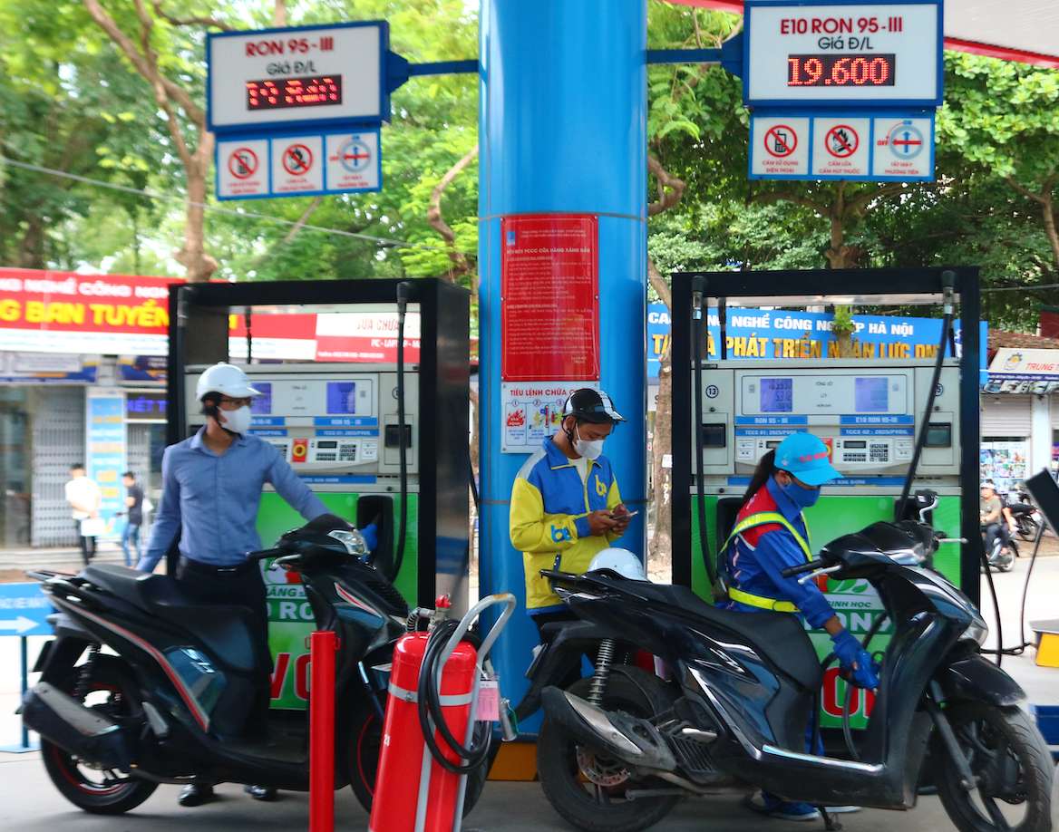 Les gens accueillent l'essence E10 le prix n'est pas important - l'environnement est la priorite. Photo : Tuyet Lan