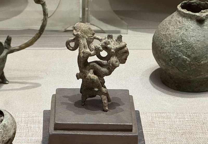 Close-up of the national treasure Statue of people carrying each other to blow the khen. Photo: Mai Phuong