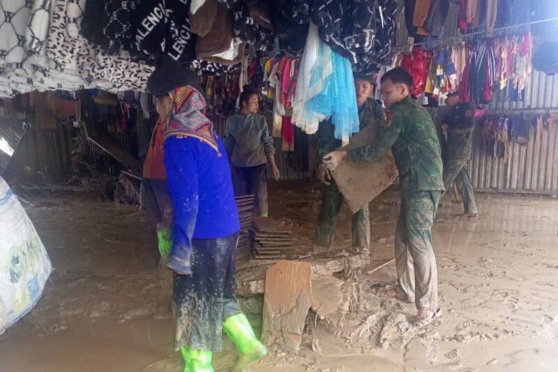 Muong Lan国境警備隊の幹部、兵士が住民が財産を安全な場所に移動するのを手伝っています。写真:Truong Son