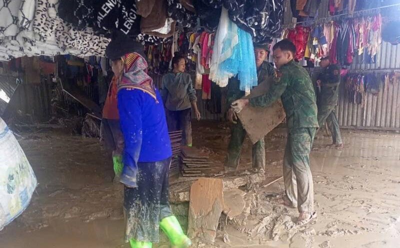 Officers and soldiers of Muong Lan Border Guard Station help people move their assets to a safe place. Photo: Truong Son