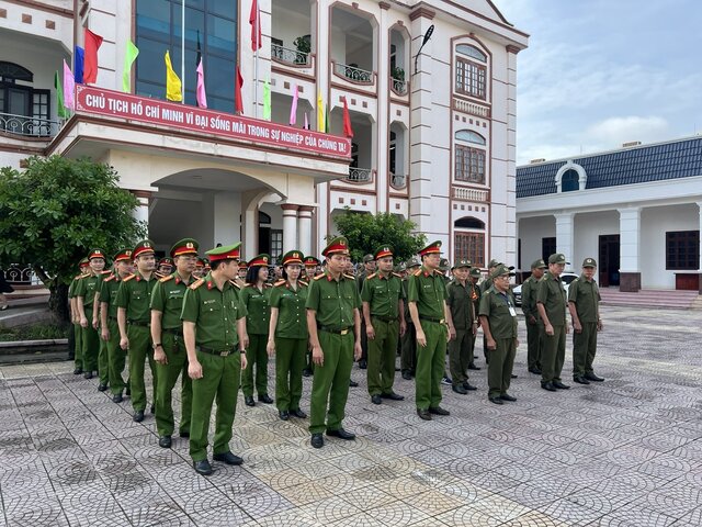 La policia del barrio de Thanh Dong ciudad de Hai Phong se despliega para reprimir a los delincuentes y garantizar la seguridad antes del Congreso del Partido. Foto: Thanh Trung
