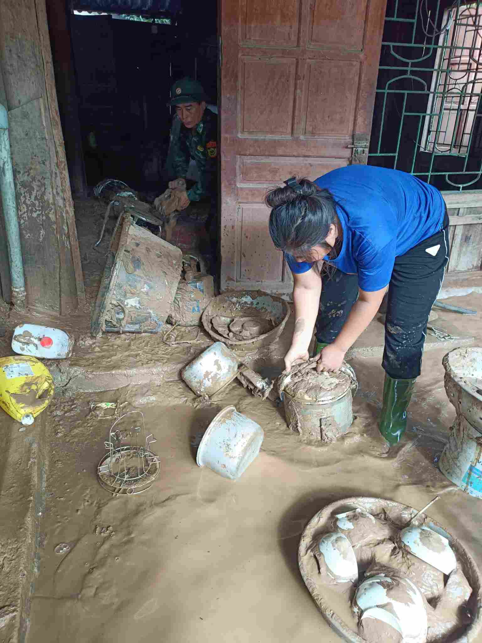 Co giao boi bun tim lai do dung ban tru cho hoc sinh. Anh: Gia Thao