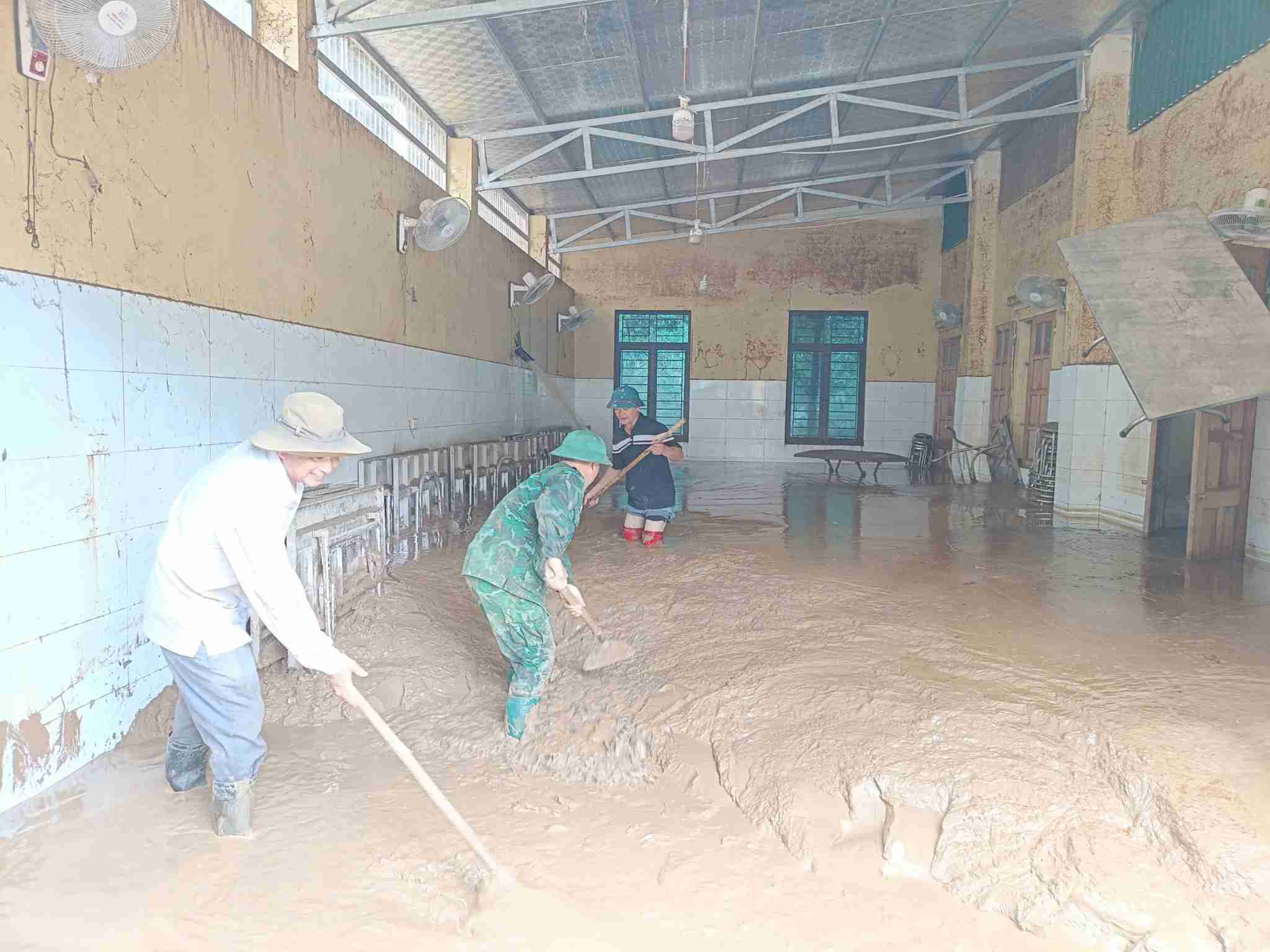 Bo doi, giao vien vat lon voi khoi luong bun khong lo trong cac phong hoc. Anh: Gia Thao