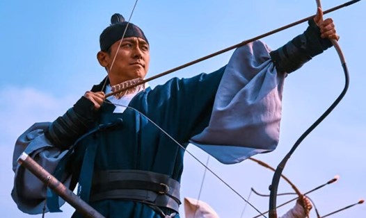 Nam diễn viên Joo Ji Hoon trong phim "Kingdom" của biên kịch Kim Eun Hee. Ảnh: Netflix