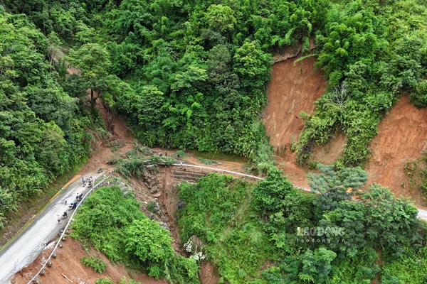 ディエンビエン省国道12号線の深刻な地滑りにより、救助活動は多くの困難に直面しています。写真:クアン・ダット