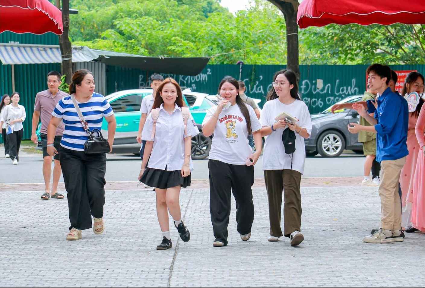 The joy of the school day of grade 10 students at Marie Curie Long Bien. Photo: School