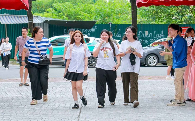 The joy of the school day of grade 10 students at Marie Curie Long Bien. Photo: School