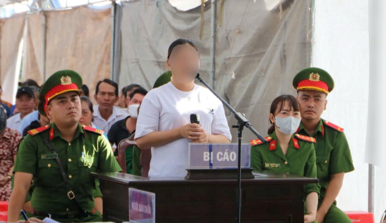 Bị cáo Trần Hồng Nhi (Sông Đốc, Cà Mau) trả lời câu hỏi của Hội đồng xét xử. Ảnh: Nhật Hồ