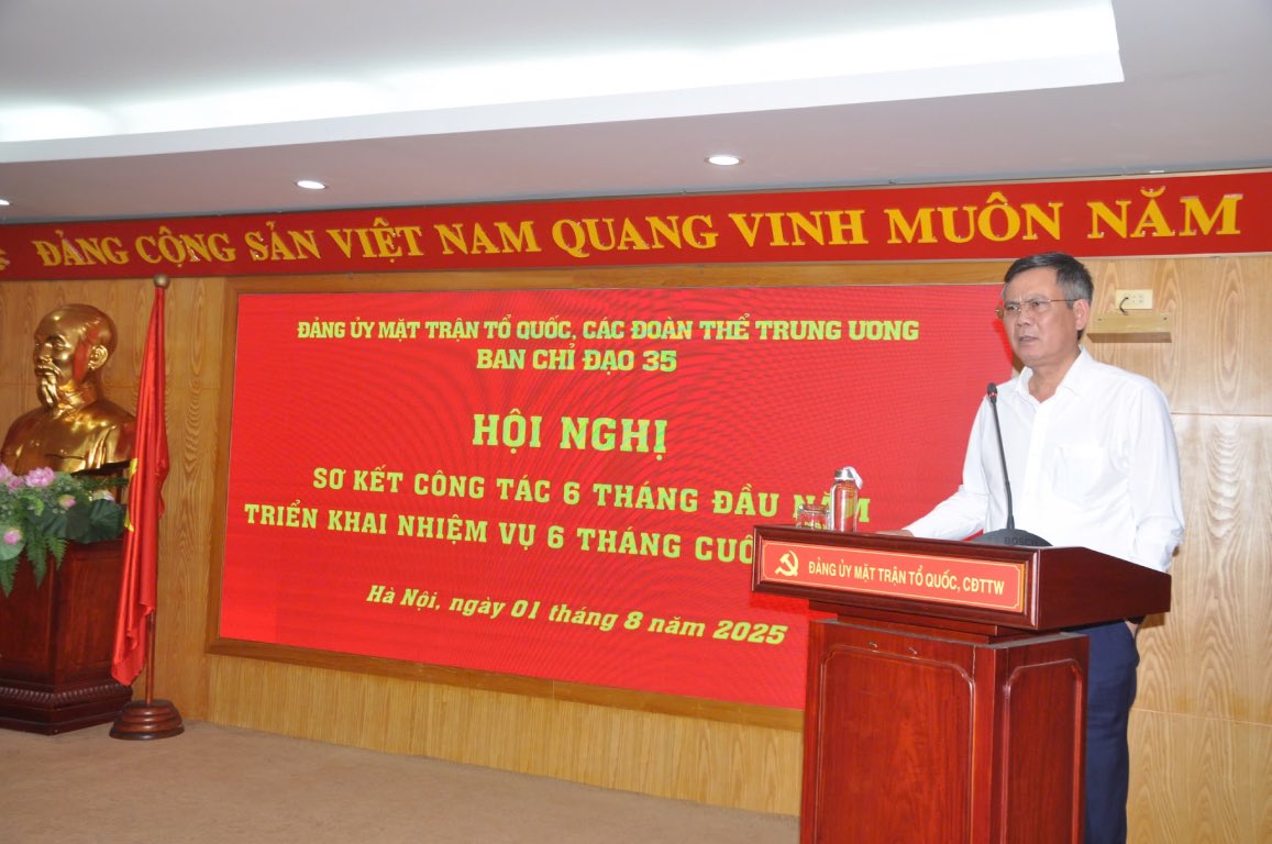 Tran Thang氏 - 党委員会の副長官、35の祖国戦線、中央大衆組織の運営委員会の責任者 - 会議で講演。写真：Que Chi