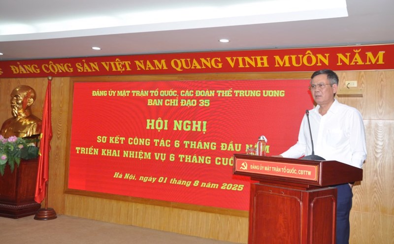 Mr. Tran Thang - Deputy Secretary of the Party Committee, Head of the Steering Committee for 35 Fatherland Fronts and Central Organizations - spoke at the conference. Photo: Que Chi
