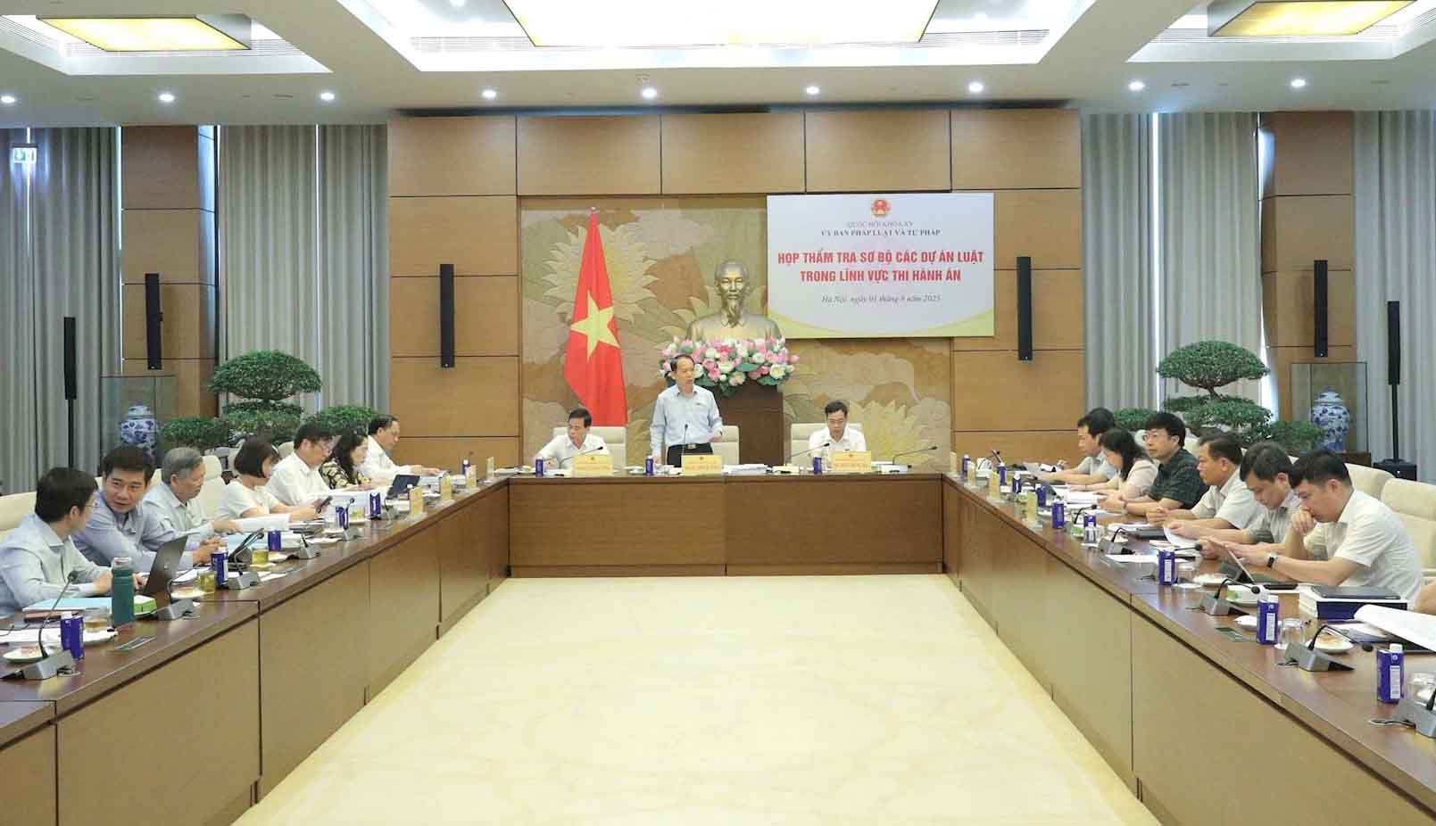 Thuong truc Uy ban Phap luat va Tu phap de nghi tiep tuc chinh ly, lam ro them mot so noi dung ve cac quyen cua nguoi bi tam giu, tam giam. Anh: Ho Long.