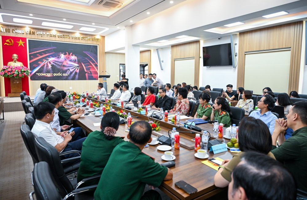 政治芸術プログラム「To quoc trong tim」の発表式典。写真:主催者