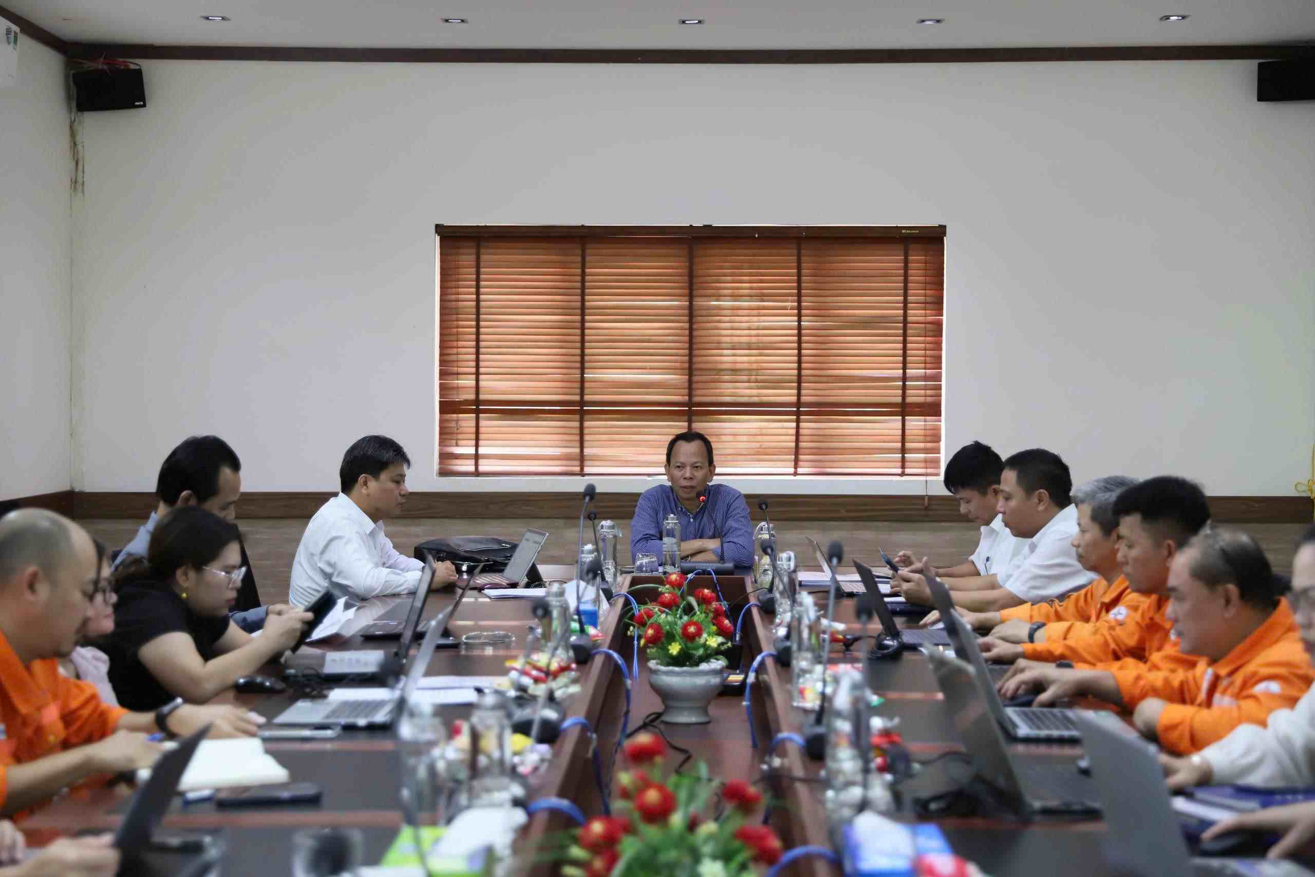 Dong chi Nguyen Trong Dung - Uy vien Ban Chap hanh Dang bo Nha may khai mac buoi lam viec.
