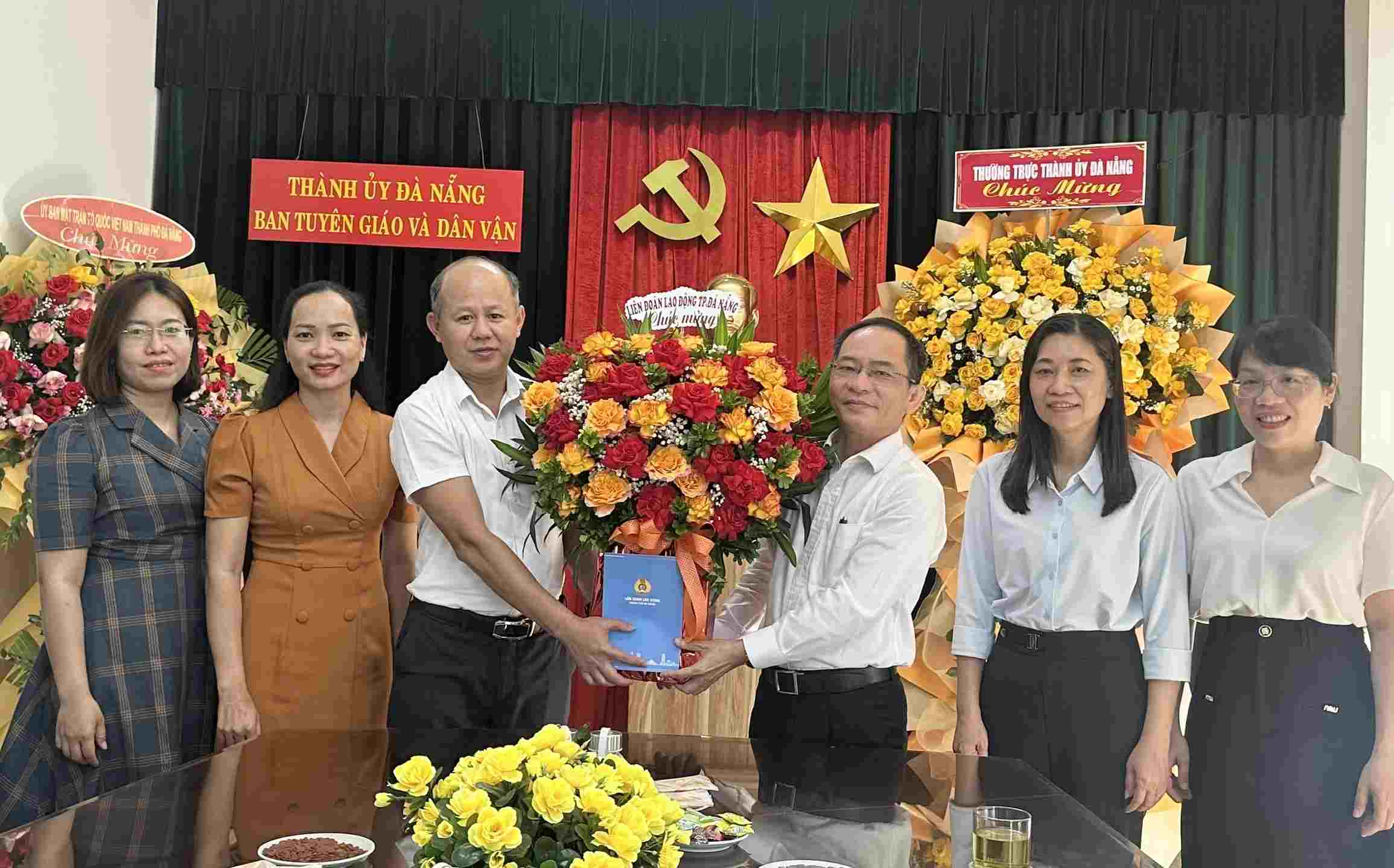 다낭시 노동총연맹 지도부가 찬사를 방문하여 찬사 시당위원회 선전교육 및 민중 동원위원회에 꽃을 전달하고 노동자 운동을 위한 협력을 희망합니다. 사진: 판하