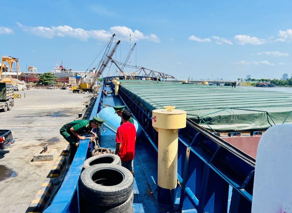 다낭 바다에서 표류하는 어부 4명 인계받아. 사진: 도안 꽝