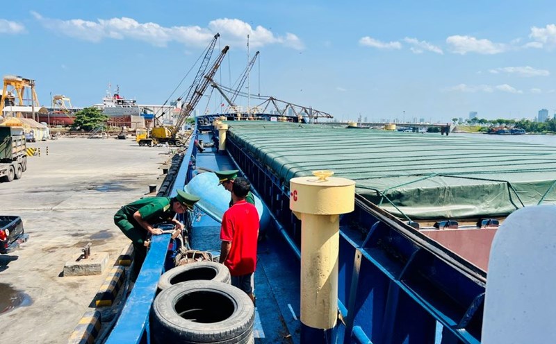 Da Nang received and handed over 4 fishermen drifting at sea. Photo: Doan Quang