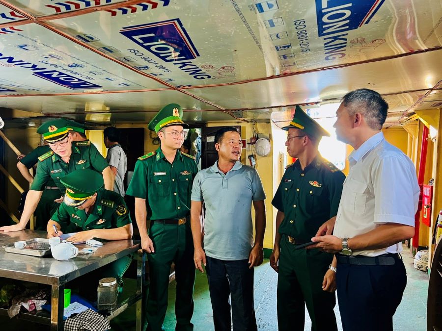 Tau hang Hai Duong 99 phat hien 4 thuyen vien lenh denh tren bien tai vung bien Thanh Hoa. Anh: Doan Quang