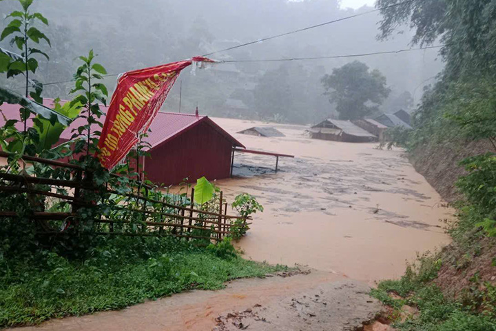Prime Minister Pham Minh Chinh requested urgent repair of flood consequences in Dien Bien province. Photo: Provided by the People's Committee of Na Son commune (Dien Bien)