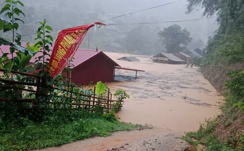 Prime Minister Pham Minh Chinh requested urgent repair of flood consequences in Dien Bien province. Photo: Provided by the People's Committee of Na Son commune (Dien Bien)