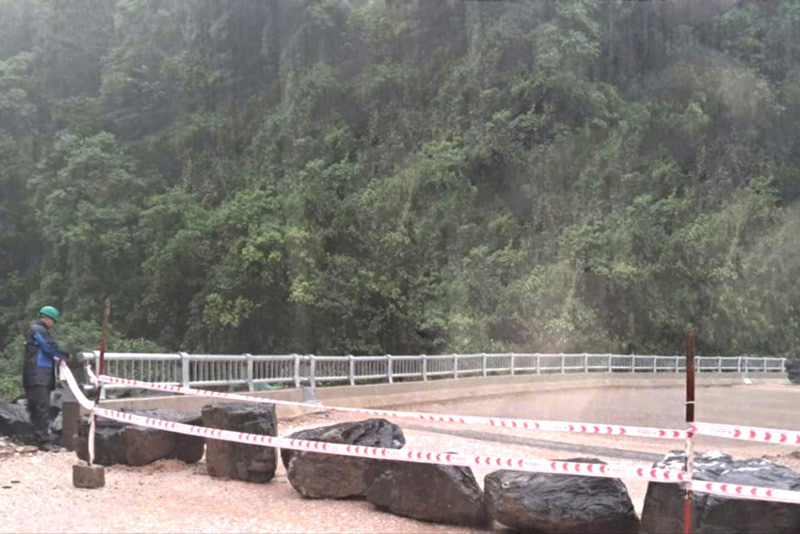 機能的な力は、ラオスからライチョウまでの高速道路279で警告警告を伸ばしました。写真：Vu Son