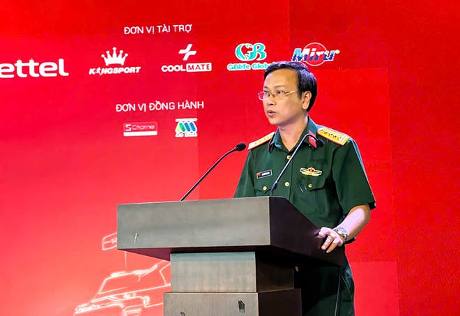 Nguyen Van Hoan大佐 - 軍事ラジオおよびテレビセンターの副局長 - は、記者会見で講演しました。写真：Quynh an