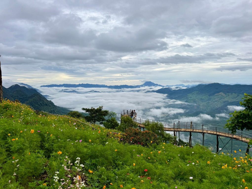 An attractive cloud hunting corner, attracting tourists in the community tour to experience Pa Co of Giang A La. Photo: Thu Hang