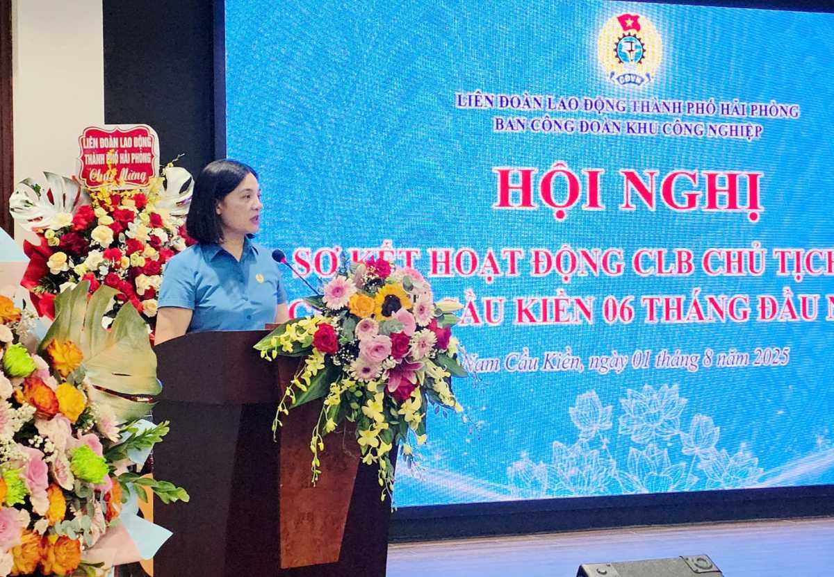 하이퐁시 노동총연맹 지도부가 회의에서 발언하고 있습니다. 사진: Bao Binh