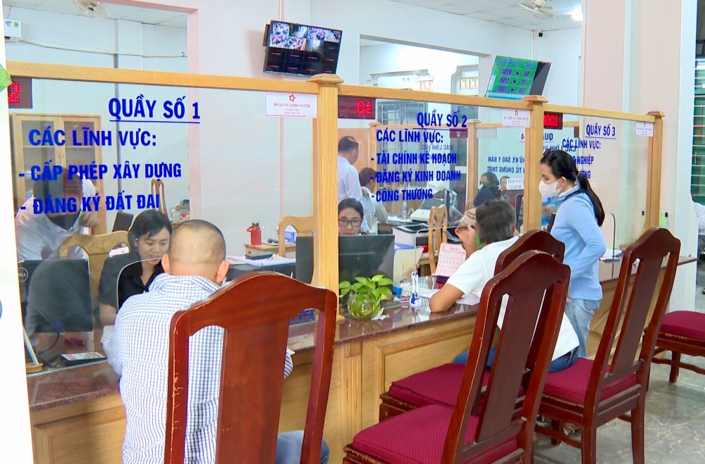 Can bo lam viec tai Trung tam hanh chinh cap xa o Lam Dong. Anh: Duy Tuan