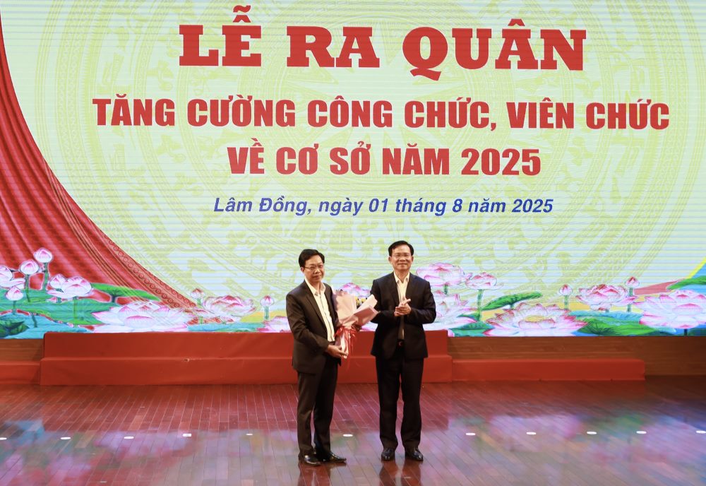 Ong Ho Van Muoi - Pho Bi thu Tinh uy, Chu tich UBND tinh Lam Dong tang hoa cho dai dien 260 cong chuc, vien chuc biet phai ve co so. Anh: Duy Tuan