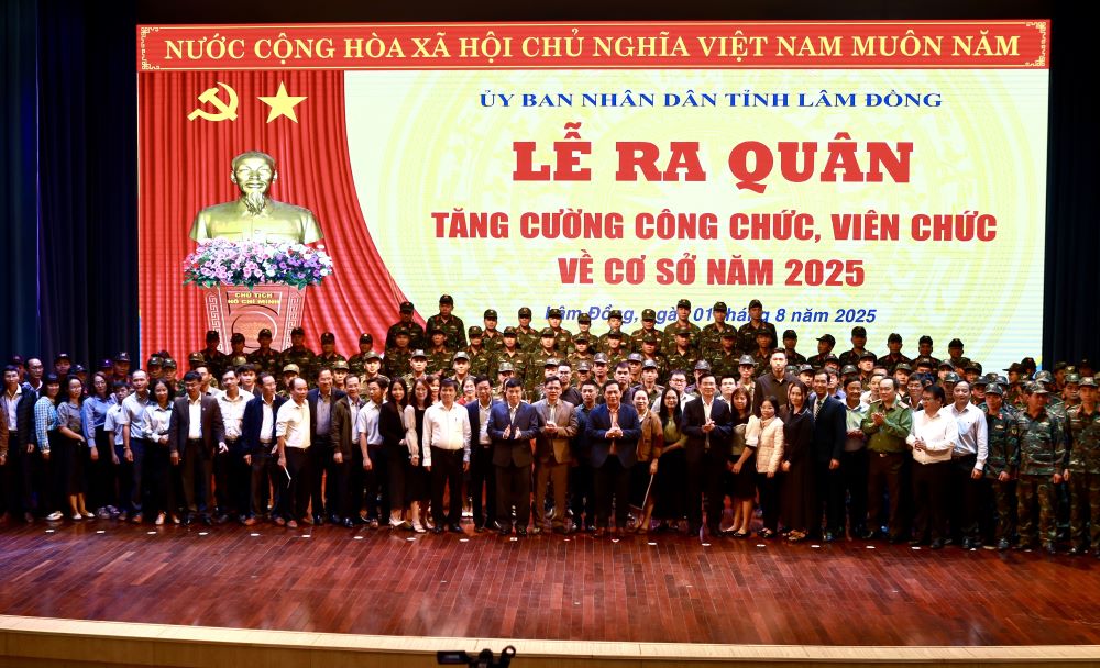 Cac cong chuc, vien chuc va chien si chup anh cung lanh dao tinh Lam Dong trong Le ra quan. Anh: Duy Tuan