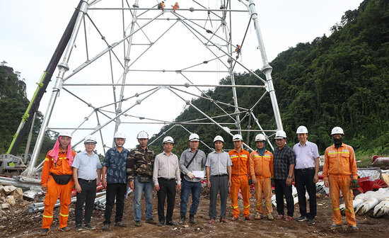 찐 뚜언 선 EVNNPT 노동조합 위원장(오른쪽에서 두 번째)과 EVNNPT 지도부가 라오까이-빈옌 500kV 송전선로 프로젝트 시공 지원에 참여한 노동자들을 격려하고 있습니다. 사진: 쑤언 띠엔