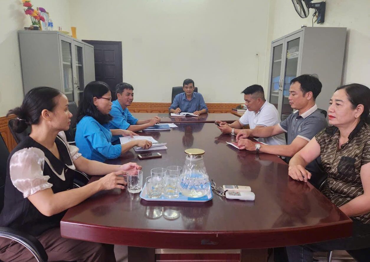 꽝찌성 노동총연맹 대표가 노동자들의 어려움에 대한 이야기를 경청하고 있습니다. 사진: 꽝찌 노동조합