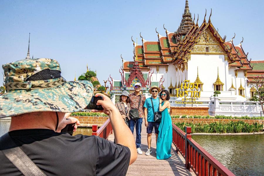 Thai Lan ra quy dinh thu phi 300 baht khi nhap canh duong bay va 150 baht khi nhap canh duong bo va duong thuy. Anh: Xinhua