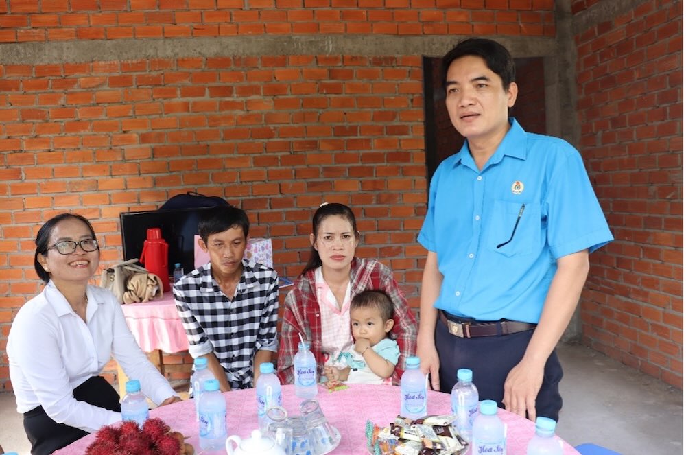 Ong Pham Vo Duc Trung - Uy vien Ban Thuong vu LDLD tinh phat bieu tai buoi le ban giao nha. Anh: Luu Hung.