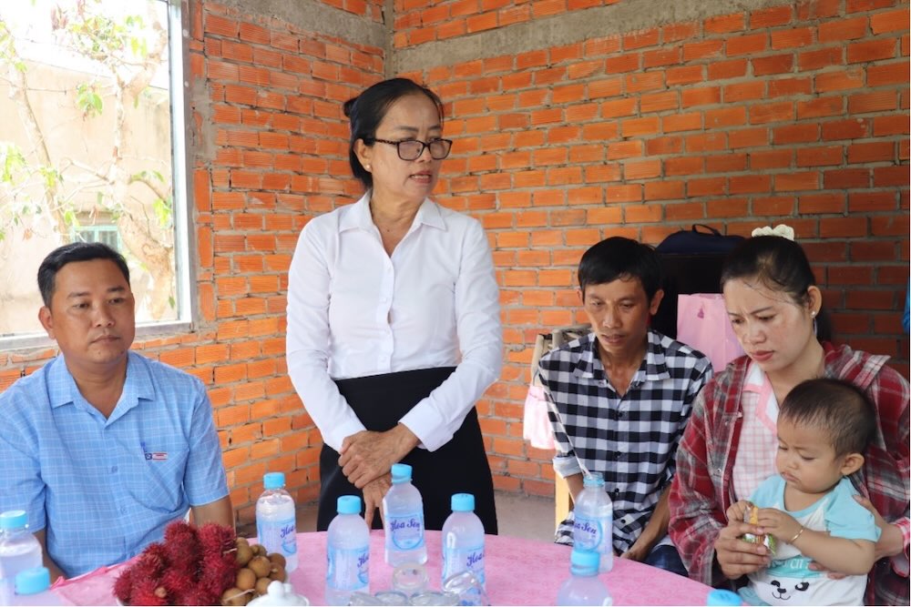Ba Phan Thi Quyen - Giam doc Hanh chinh Cong ty TNHH Ty Thac phat bieu tai buoi le ban giao nha. Anh: Luu Hung.