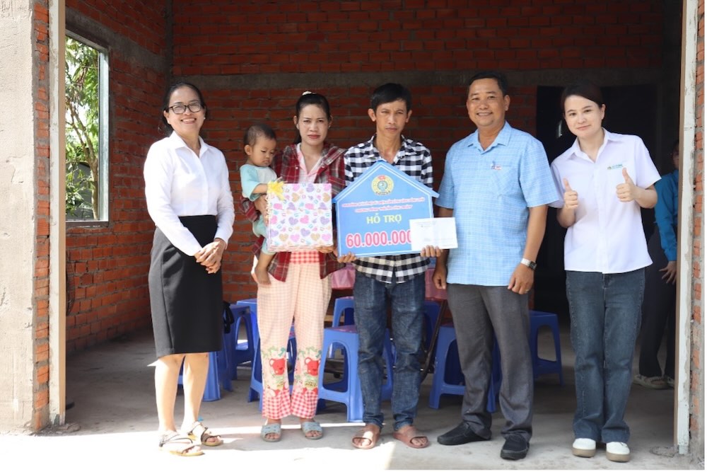 Dai dien lanh dao Cong ty, chinh quyen dia phuong xa My Quy trao qua cho gia dinh doan vien Bui Truong Giang. Anh: Luu Hung.