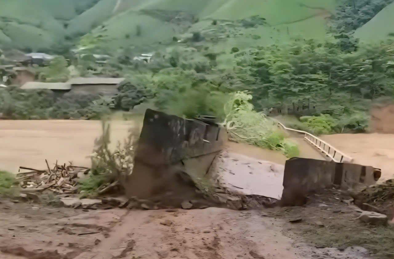 Nuoc lu da cuon troi cay cau dan vao Nha may Thuy dien Nam Cong 3. Anh: Dieu Anh