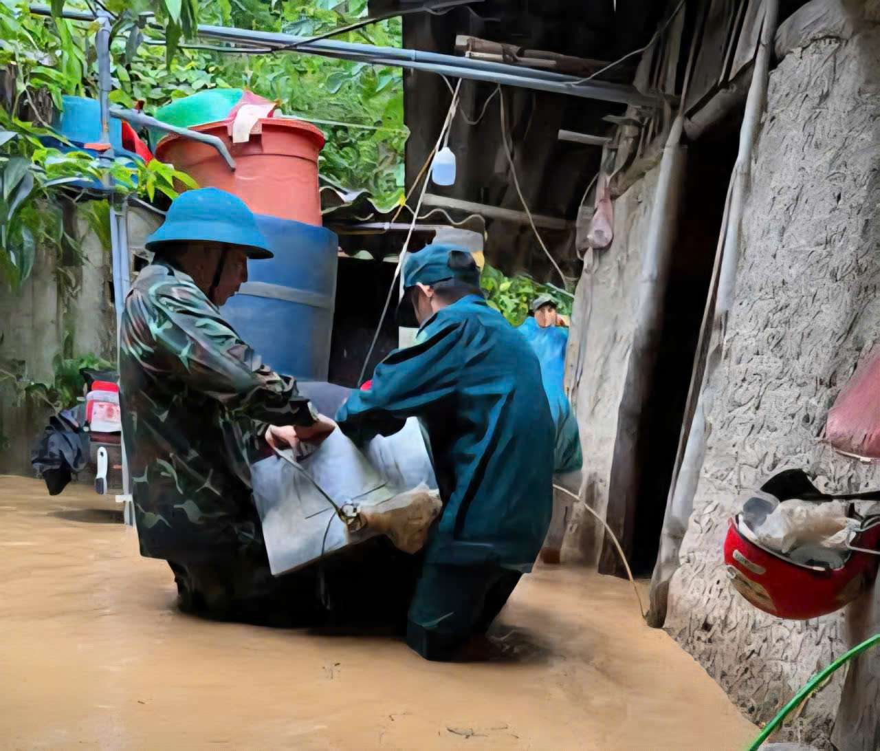 Luc luong chuc nang giup cac ho dan tai xa Song Ma di doi den khu vuc an toan. Anh: Dieu Anh