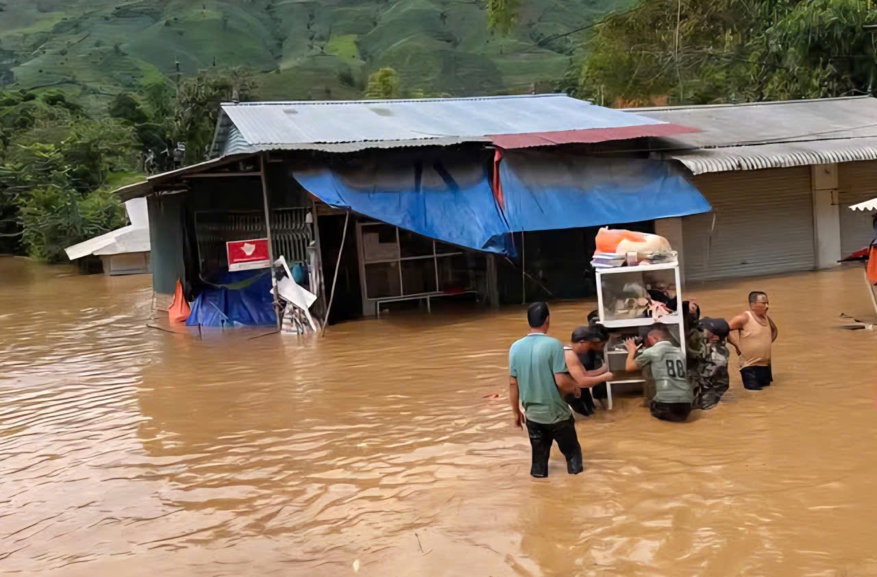 洪水により、歌の多くの世帯が水に深く水没しました。写真：Dieu Anh