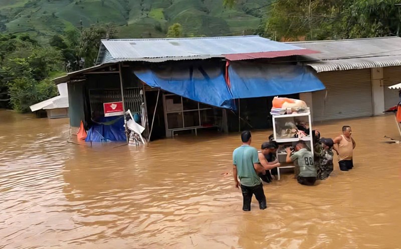 The flood caused many households in Song Ma commune to be deeply submerged in water. Photo: Dieu Anh